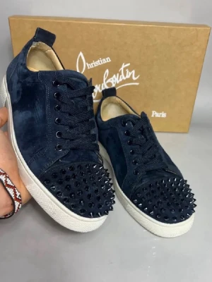 Mörkblåa Louboutin - Säljer dessa snygga Louboutin skor i storlek 42. Skicket är bra och skorna har inga riktiga defekter. Skriv vid mer frågor eller bilder!