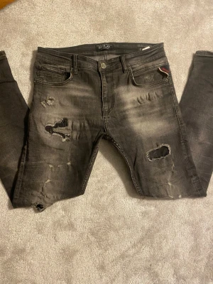 Replay jeans  - Säljer dessa feta Replay Jens med tvär sköna slitningar o najs tvätt. Jeansen är i bra skick, dock har jag lagat som ni ser på den sista bilden. Storleken är W33 L32 men de sitter som W32 L32! Skriv för frågor 