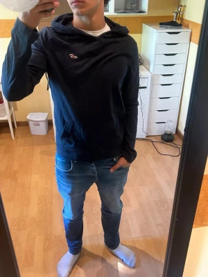 Hollister tröja med huva  - Riktigt fet Hollister tröja i svart färg. Sitter riktigt fint och bekvämt i storlek S. Pris kan diskuteras.