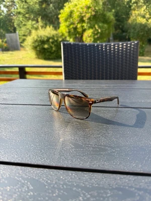 Bruna Ray-Ban solglasögon wayfarer - Tjen! Säljer dessa stilrena ray-ban boyfriend solglasögonen, perfekt för dig som vill ha ett par snygga brillor. Helt oanvända!