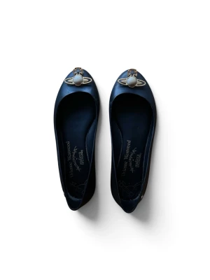 Vivian Westwood ballerinaskor - Säljer ett par svarta ballerinaskor. Skorna har rundad tå och klassisk låg klack. Perfekta för dig som gillar en stilren men ändå statement look. Står ej någon tydlig storlek men jag som har 38 använder dem, små ”skavningar” på sidorna.