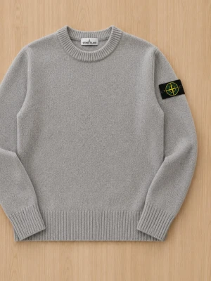 Stickad Stone Island tröja - Tjena, jag säljer en riktigt snygg stickad Stone Island tröja😁 Den är i mycket bra skick och har inga fläckar eller skador☺️ Den är självklart äkta✅ Skicka om du har några frågor😄