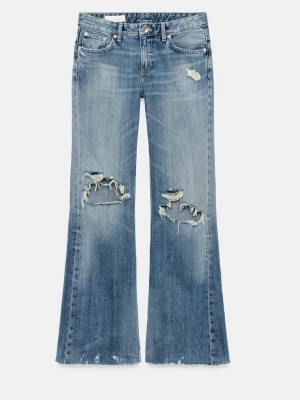 Blå slitna bootcut jeans - Säljer ett par ljusblå loose jeans med slitningar från Zara! Skitsnygga!! Säljer pågrund av att det är för stora, då det snabbt töjde ut sig i början, även vid fåtal användningar! 