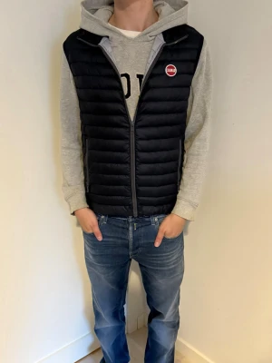 Colmar Dunväst - En riktigt schysst colmar dunväst perfekt till hösten!🍁 Utmärkt skick, nypris 2999 SEK. Storlek 46 i colmar, jag är 173cm och väger ca 60kg, sitter grymt.