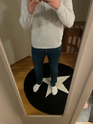 Replay jeans - Säljer ett par mörkblå slim fit jeans med klassisk femficksdesign och normalhög midja. Jeansen har smal passform och är tillverkade i stretchigt denimtyg för extra komfort. Perfekta till en avslappnad stil. Blixtlåset är lite trasigt men inget som påverkar utseendet: se bilder! W36 L34