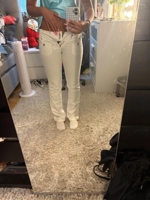 vita jeans - 40cm midjemått står ingen storlek, är 166cm, tar emot prisförslag och skriv vid frågor! 💝