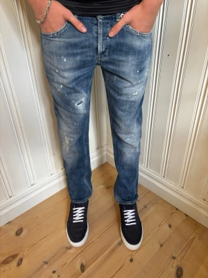 Dondup George Jeans - Dondup George jeans - Storlek W31 - Slitningar är original gjorda i fabrik - nypris 4000kr - Skick 9/10 - Hör av dig vid minsta fundering!