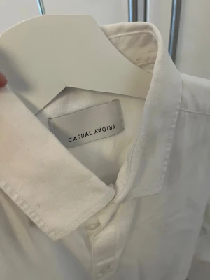 Vit linneskjorta från Casual Friday - Plagg: Skjorta  Märke/Modell: Casual Friday Storlek: S Skick: Mycket bra  Vid frågor är det bara att skriva