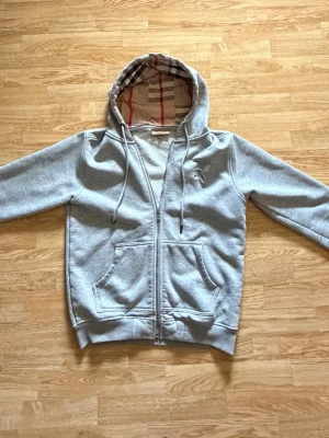 Burberry hoodie  - Tjena, säljer denna feta burberry hoodien. Inga defekter men det finns en liten oljefläck på sista bilden som är på vänster ärm men som knappast syns . Självklart äkta, nypris runt 8000. Mitt pris 1200. Pris går att diskuteras. Hör av er vid frågor eller liknande! En gåva fås även med!