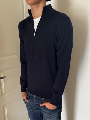 John Henric Half Zip - Säljer denna feta Half zipen från John Henric. Riktigt skönt merinoull. Storlek M, modellen på bilden är 187, 75kg.