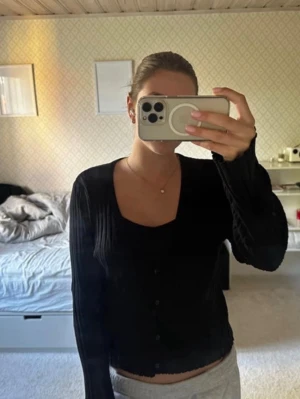 Stickad kofta - Använd fåtal gånger, mycket fint skick. Storlek XL men skulle säga att den är liten i storleken och passar mer som M. Skriv för fler bilder eller funderingar!