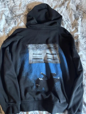 Billie eilish hoodie - Fin hoodie med hit me hard and soft albumet på ryggen. Kan vara lite nopprig på insidan men det är inget som syns utåt. 