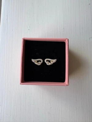 Guld ring med vingar - Justerbar guldring med stenar på vingarna. Lite använd men bra skick. Säljer då jag inte använder den längre.