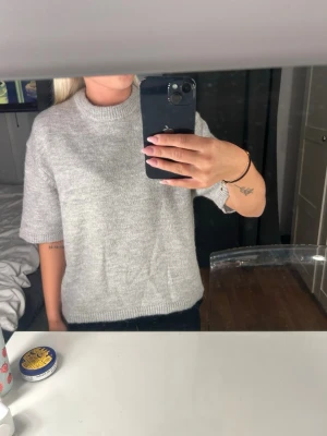 Stickad tröja - Ljusgrå kortärmad stickad tröja från gina tricot, aldrig använd