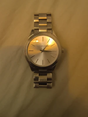 Silverfärgad klocka Michael Kors - Priset kan diskuteras