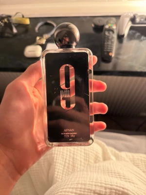 Afnan 9pm Eau de Parfum - Afnan 9pm Eau de Parfum. Köpte den för något år sedan och har bara suttit i hyllan. Finns minst 95ml kvar då jag knappt använde den. Är öppen för byten.