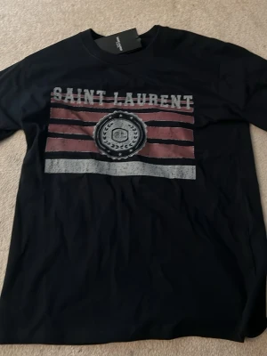 Svart Saint Laurent t-shirt med tryck - Saint Laurent tröja skit skön bra kvalitet helt ny skriv för frågor. storlek S men de är stora i storlekar så passar för m och s 