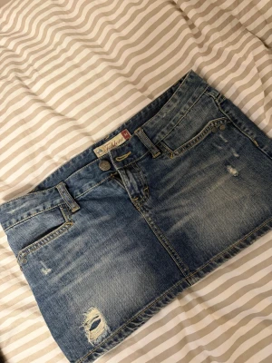 Jeans kjol med slitningar - Jättesnygg men tyvärr för stor för mig❤️