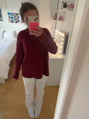 Vinröd kabelstickad tröja - Säljer en jättemysig vinröd kabelstickad tröja med rund halsringning och långa ärmar från Aerie perfekt till hösten! Storlek xxs men passar som small. 