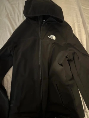 The north face jacka - En fin the north face jacka, den är i riktigt bra skick. Köptes på intersport förra året för 1300kr har jag för mig.