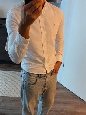 Ralph Lauren Skjorta - Klassisk vit skjorta från Ralph Lauren i slim fit-modell. 