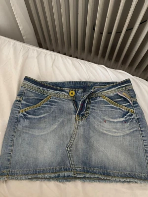 Vintage mini jeanskjol - Vintage mini kjol ifrån replay, kjolen är i superfint skick💕 storleken är waist 28 vilket passar mig som har storlek S i andra kläder