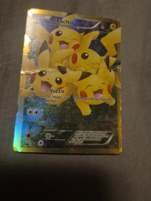 Pikachu Pokémonkort holografiskt dåligt skick böjd  - Den är böjd i mitten men om den inte va det hade den vart värd 1000kr .Säljer ett holografiskt Pokémonkort med Pikachu-motiv. Kortet har flera glada Pikachu på framsidan och klassisk blå baksida med Pokéboll. Kortet är färgglatt med gul och blå design och har attacker som Nuzzle och Quick Attack. 