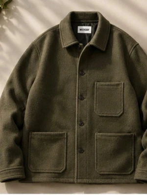 Olivgrön overshirt från Weekday - Stilren olivgrön overshirt från Weekday i ullmix. Klassisk rak passform med tre stora utanpåfickor och knäppning framtill. Perfekt lager-på-lager-plagg med mjukt material och enkel krage. Snygg och enkel att matcha till olika outfits.