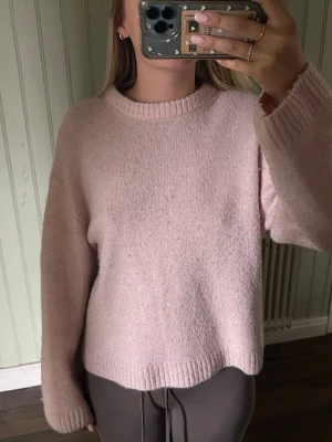 Stickad tröja - Ljusrosa stickad tröja från Gina Tricot i storlek XS. Lite nopprig men går nog att få bort med noppmaskin.