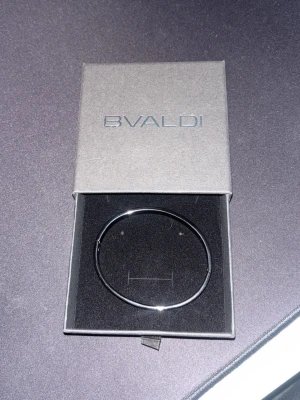 BVALDI armband - Snyggt svart armband från BVALDI i metall med ingraverade romerska siffror runt hela bandet. Stilren och modern design som passar perfekt till dig som gillar minimalistiska accessoarer. Kommer i original ask.