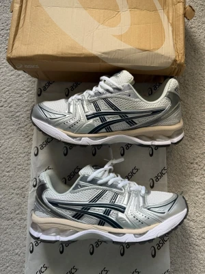ASICS Gel Kayano 14 - Fräscha Asics använda 3-4 gånger, för mer bilder eller frågor är det bara att skriva!
