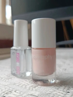2st Nagellack  - Fick i gåva men används inte <3 Apolosophy : Perfect Pink Depend: Base Coat  båda är för lufttorkning ca 5min (ingen lampa behövs)