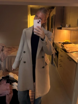 Mango beige kappa - Perfekt (!!!) kappa till hösten. Så värmande ull-material. Köpt för 1800kr. 
