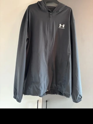 Svart vindjacka från Under Armour - Snygg svart vindjacka från under armour i storlek S 