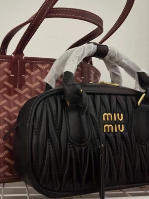 Miumiu väska - Helt ny Miumiu svart baguette väska som inte kommit till användning💛 skydd kvar på handtagen, lådan medföljer inte!!