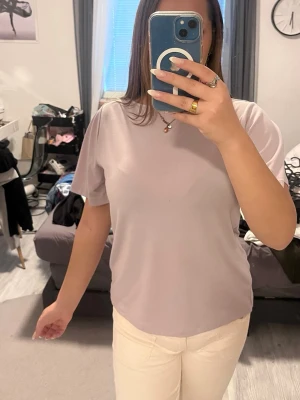 Ljuslila t shirt - Ljuslila t-shirt. Säljer pga att den inte används. Lite baggy