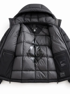 Sail racing dun jacka och GORE-TEX - Snygg svart dunjacka med huva och GORE-TEX INFINIUM-tyg. Jackan har stora quiltade paneler, två innerfickor med dragkedja och tryckta loggor på insidan, ryggen och ärmarna. Perfekt för kalla vinterdagar och riktigt varm.
