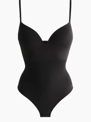 Svart shaping-body med tunna axelband - Den populära bodyn från H&M! Perfekt till att ha i skolan eller på fest, i fint skick och älskar den men jag har lagt bulken så den är lite liten nu 🫣