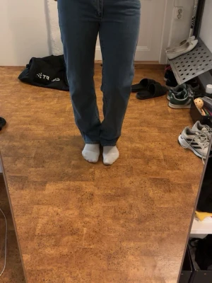 Blå raka jeans från Abrand Jeans - Säljer ett par klassiska blå jeans från Abrand Jeans. De har rak passform, låg midja och är gjorda i ett slitstarkt denimtyg. Perfekta för dig som gillar en enkel och tidlös stil. Passar till det mesta och är riktigt bekväma.