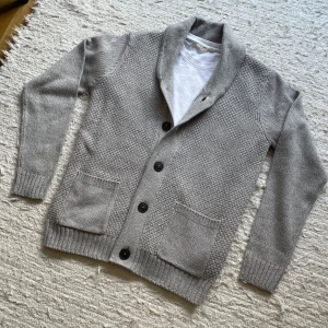 Stickad Cardigan - Säljer denna riktigt fina stickade gråa cardigan. Perfekt nu till hösten. Hör av er vid minsta fundering, priset är ej hugget i sten. 🙌🏼