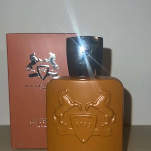 Trendig Parfym från Paris - Snygg och exklusiv parfym från Parfums de Marly Paris. Flaskan har en unik design med två hästar och märkets emblem. Volym: 125 ml. Perfekt för dig som vill sticka ut med stil.