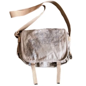 Vintage olivgrön blommig/ mönstrad axelremsväska/ sidoväska/ tygväska, y2k/ cyber/ alt/ 2000s/ 2000tal/ 00tal/ 00s - Supersnygg olivgrön/ beige axelremsväska med blommor på! Som tagen direkt från 2008!!!