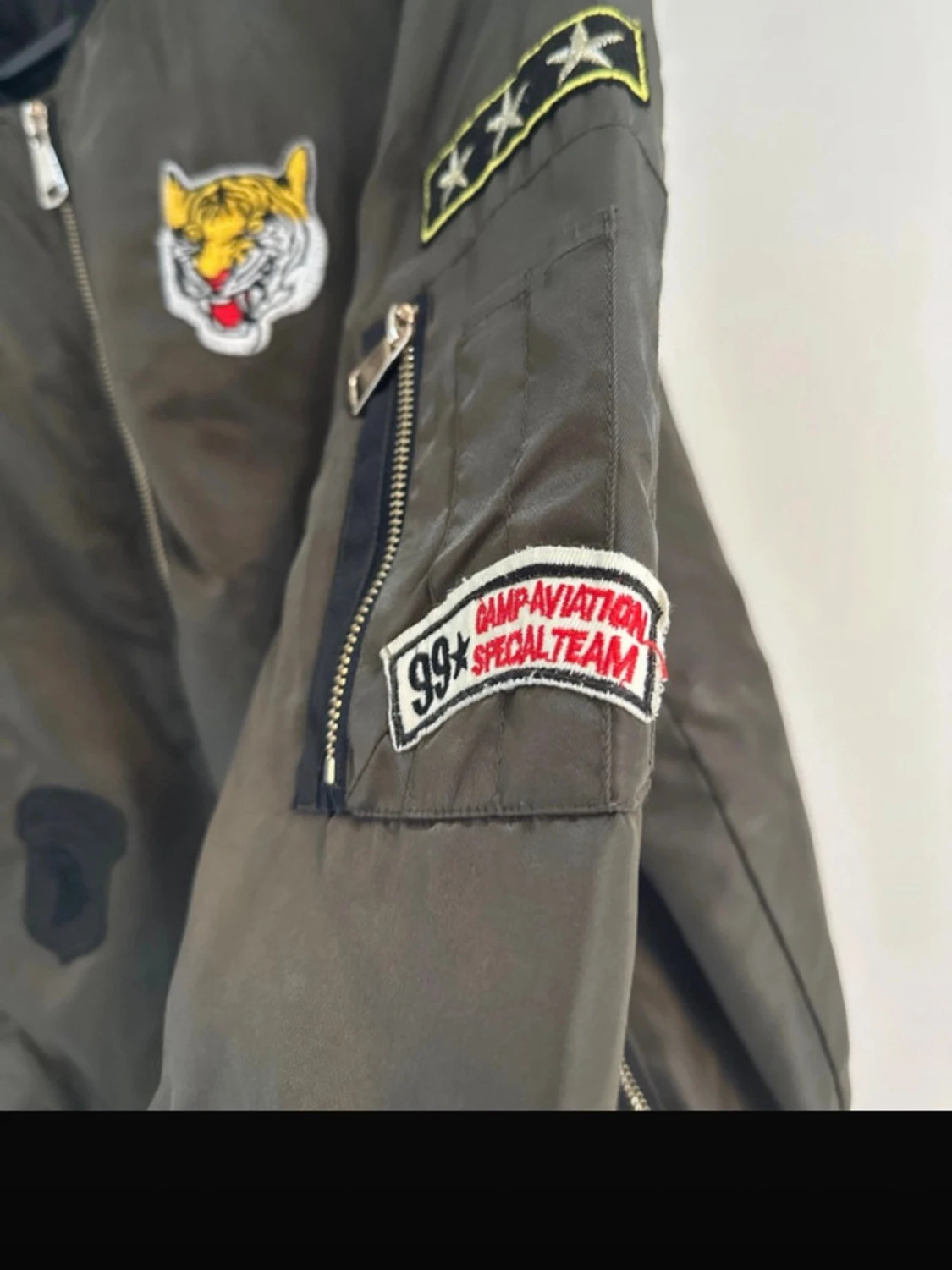 Olivgrön bomberjacka med patches - 1