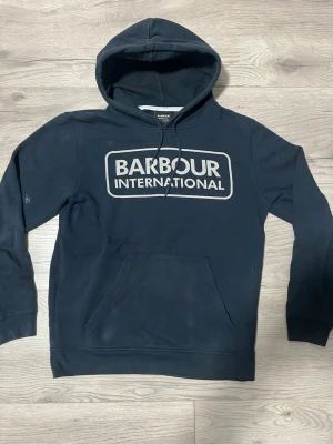 Barbour hoodie - Snygg barbour hoodie som jag nu säljer för att rensa garderoben lite.