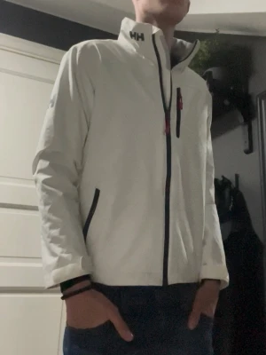 Helly Hansen jacka - Snygg och varm höstjacka anpassad efter hösten, säljer då den ej passade mig. Väldigt fint skick och inga fläckar vad jag vet. Modellen är 177cm lång och väger 55kg.
