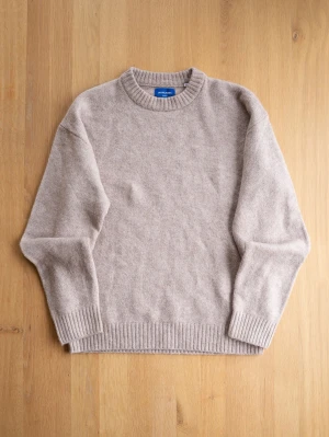Beige stickad tröja från JJ - Mysig beige stickad tröja från JJ med rund halsringning och ribbade muddar vid ärmslut och nederkant. Tröjan har en enkel och stilren design, perfekt för lager på lager och passar till det mesta. Materialet ser ut att vara mjukt och skönt.