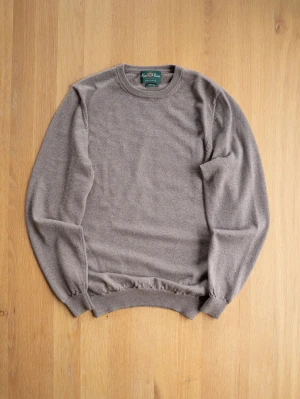 Beige merinoulltröja från Alan Paine - Stickad tröja i beige merinoull från Alan Paine. Klassisk rund halsringning, ribbade muddar vid ärmslut och nederkant. Tunn och mjuk kvalitet som passar perfekt till lager-på-lager. Enkel och stilren design.
