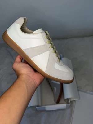 Maison margiela skor - Stilrena och snygga! Helt nya inte ens testade. Storlek 43. Vit och grå färg.