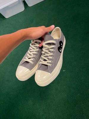 Converse CDG - Säljer ett par i princip helt nya Converse Cdg använde dom en gång och dom var lite stora där av säljer jag dom. Hör av er vid minsta funderingar!