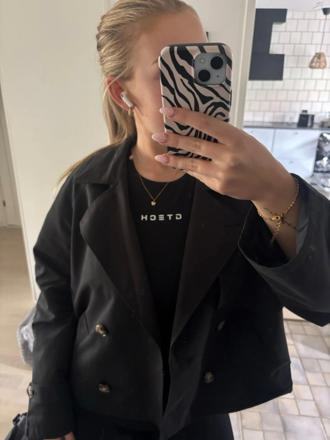 Svart trenchcoat med dubbelknäppning